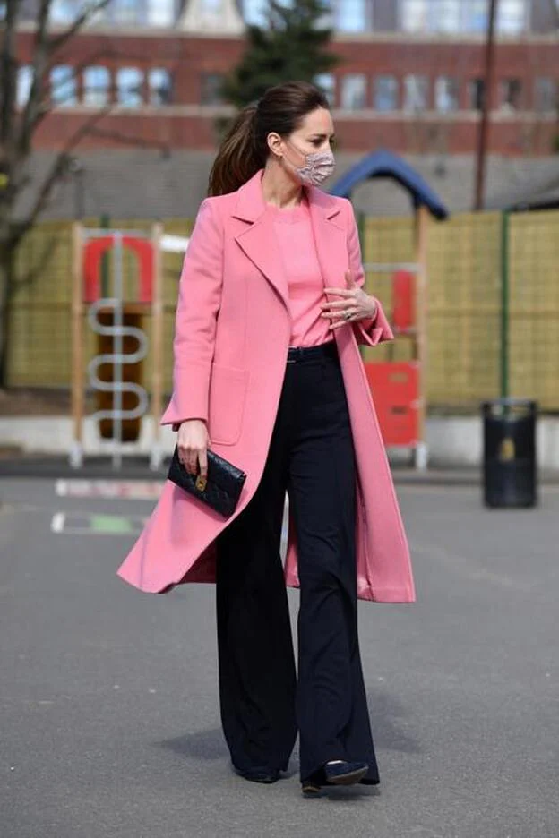 Kate Middleton también tiene el abrigo rosa que puedes comprar en las rebajas de Mango y es el más bonito para primavera Mujer Hoy