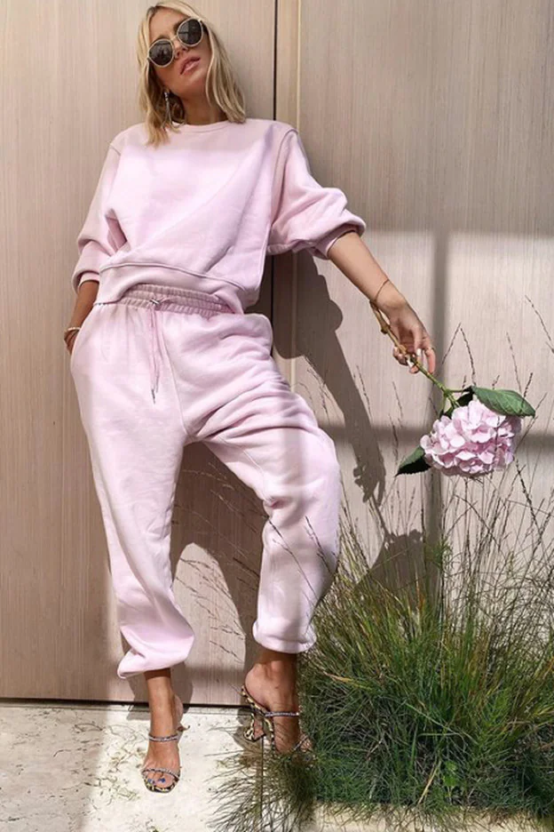 Quién dijo que el chándal rosa tenía estilo: trucos de estilismo para quitarse y estilizar la figura con joggers y básicos | Mujer Hoy
