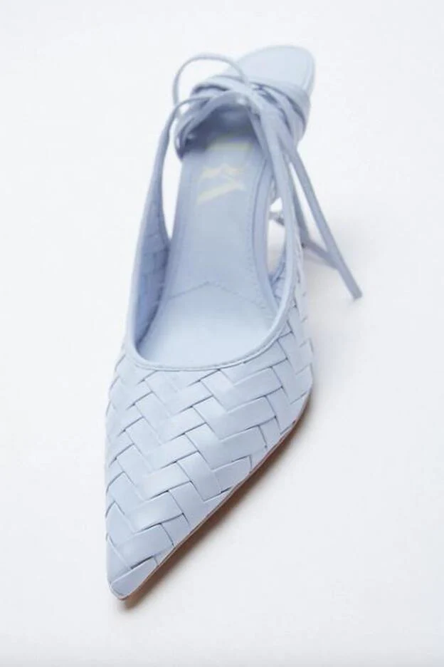 Estos zapatos de tacón (¡súper cómodos!) van a elevar tus looks porque ya están arrasando esta primavera con faldas o | Mujer Hoy