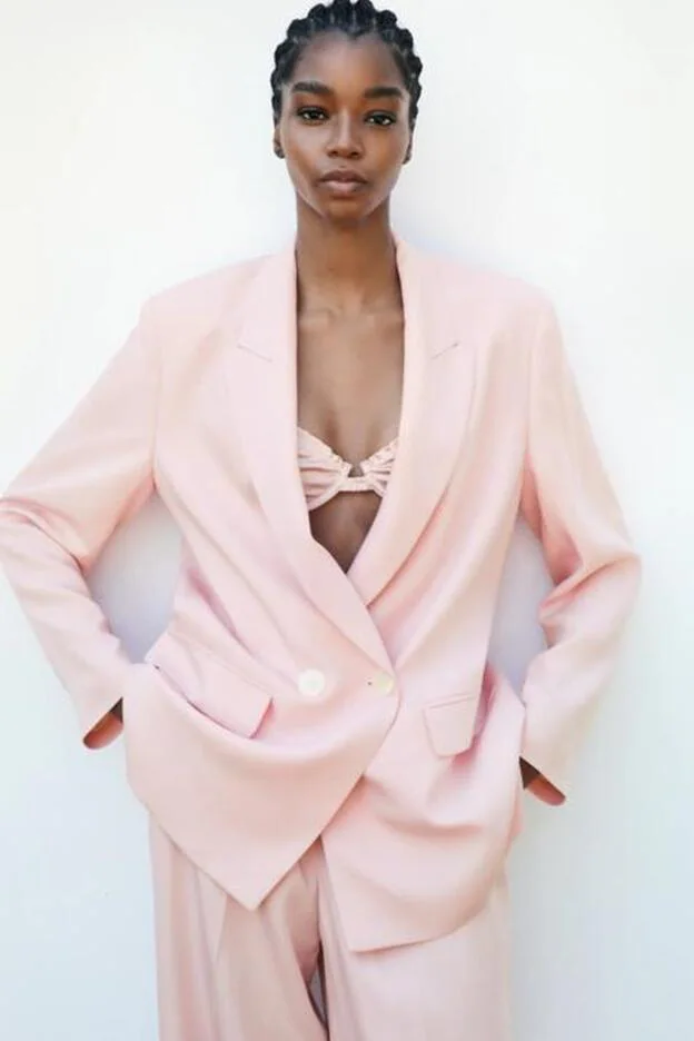 Súper favorecedor, y versátil: Zara nos presenta el traje de y pantalón en rosa pastel más bonito de la primavera | Mujer Hoy