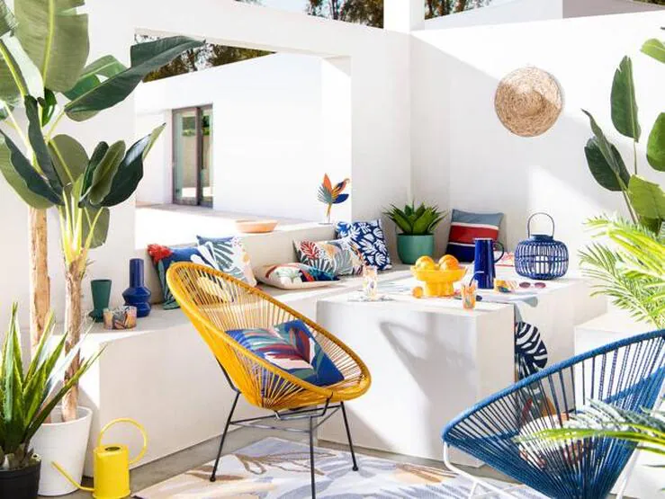Cómo decorar el interior de tu casa con muebles de jardín