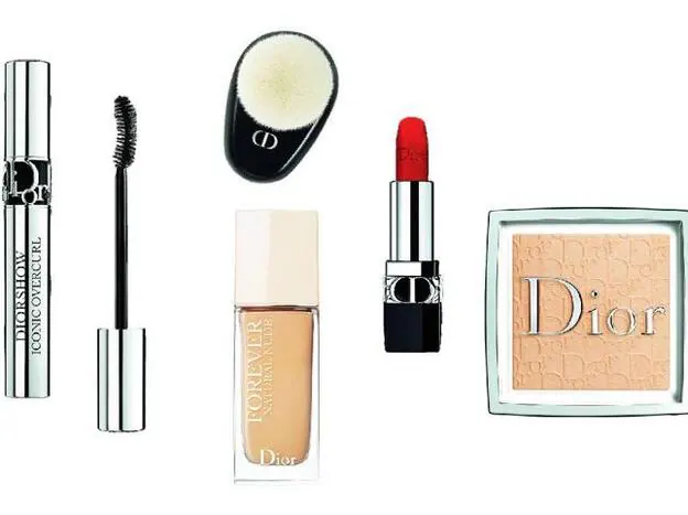 Labial Rouge Dior en tono 080 Red Smile (p.v.p.) Máscara de pestañas Diorshow Iconic Overcurl (37€). Polvos Dior Backstage Powder-no-Powder (41 €). Base de maquillaje Diorskin Forever Natural Nude (49,50 €). Brocha de maquillaje Backstage (45 €).