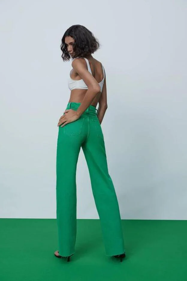 El pantalón que mejor sienta Zara es uno verde que estiliza combina con todo (y está disponible en colores más) | Mujer
