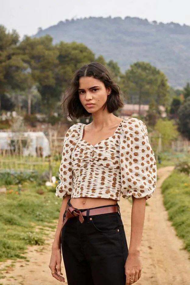 Simplificar recinto Pino Súmate a la fiebre por los lunares con esta blusa de Mango que combina a la  perfección con tus vaqueros favoritos | Mujer Hoy