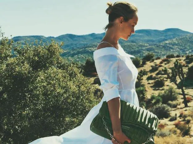 Amber Valletta posa en el desierto californiano con el bolso K/Kushion, hecho en piel de cactus, que ha diseñado para Karl Lagerfeld. Pincha en la imágen para ver los 9 bolsos verdes para un look de éxito.