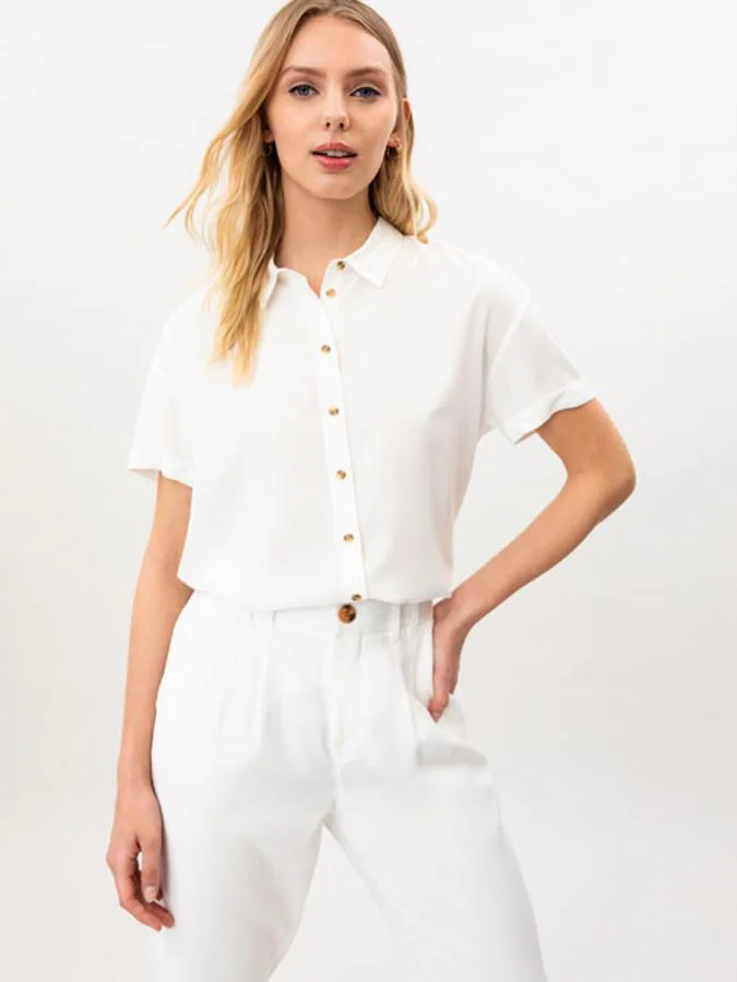 Las blusas y camisas blancas de la nueva colección de Lefties, prenda imprescindible (y muy barata) de la primavera que te pondrás con todo | Mujer Hoy
