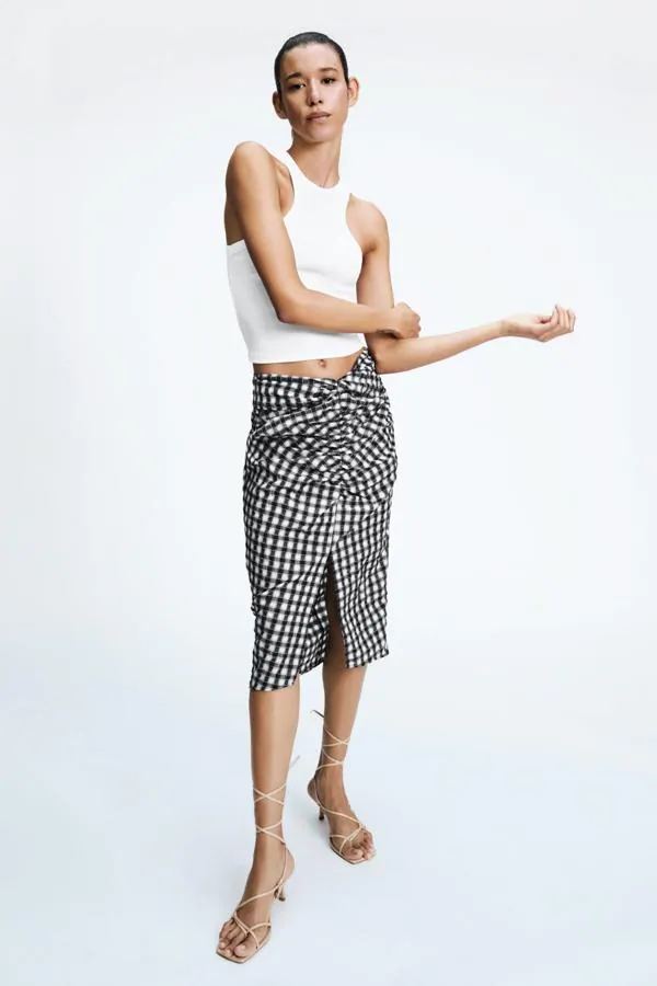 restante Confusión junto a Fotos: Al buen tiempo, una falda midi: 15 diseños ideales de Zara para que  encuentres la tuya | Mujer Hoy
