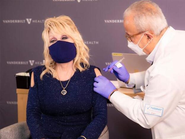 Dolly Parton, vacunándose el pasado 2 de marzo.