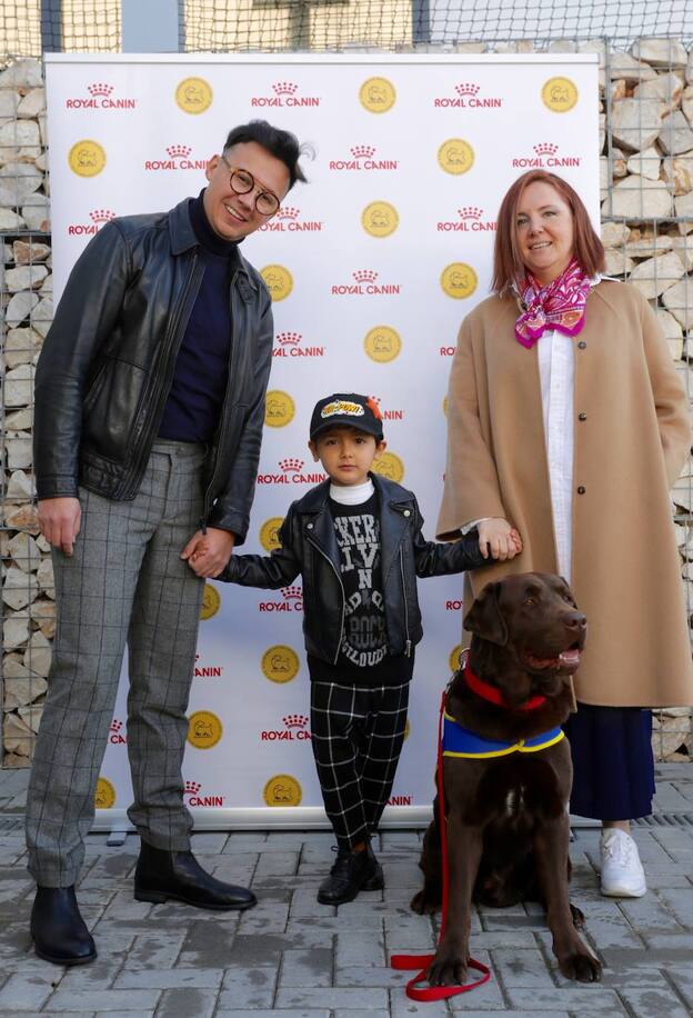 El labrador Zuri ha completado su fase de entrenamiento y ha conocido ya a Martín, un niño de 5 años con autismo con el que arranca ahora una vida en común