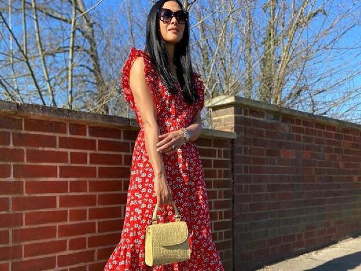Este vestido midi color rojo con estampado flores de Amazon tiene un efecto rejuvenecedor y queda igual de con zapatillas, o alpargatas | Mujer Hoy