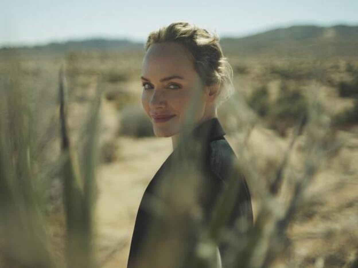 Amber Valletta en una de las imágenes que forman parte de la nueva colección que ha firmado en colaboración para Karl Lagerfeld/mary rozzi