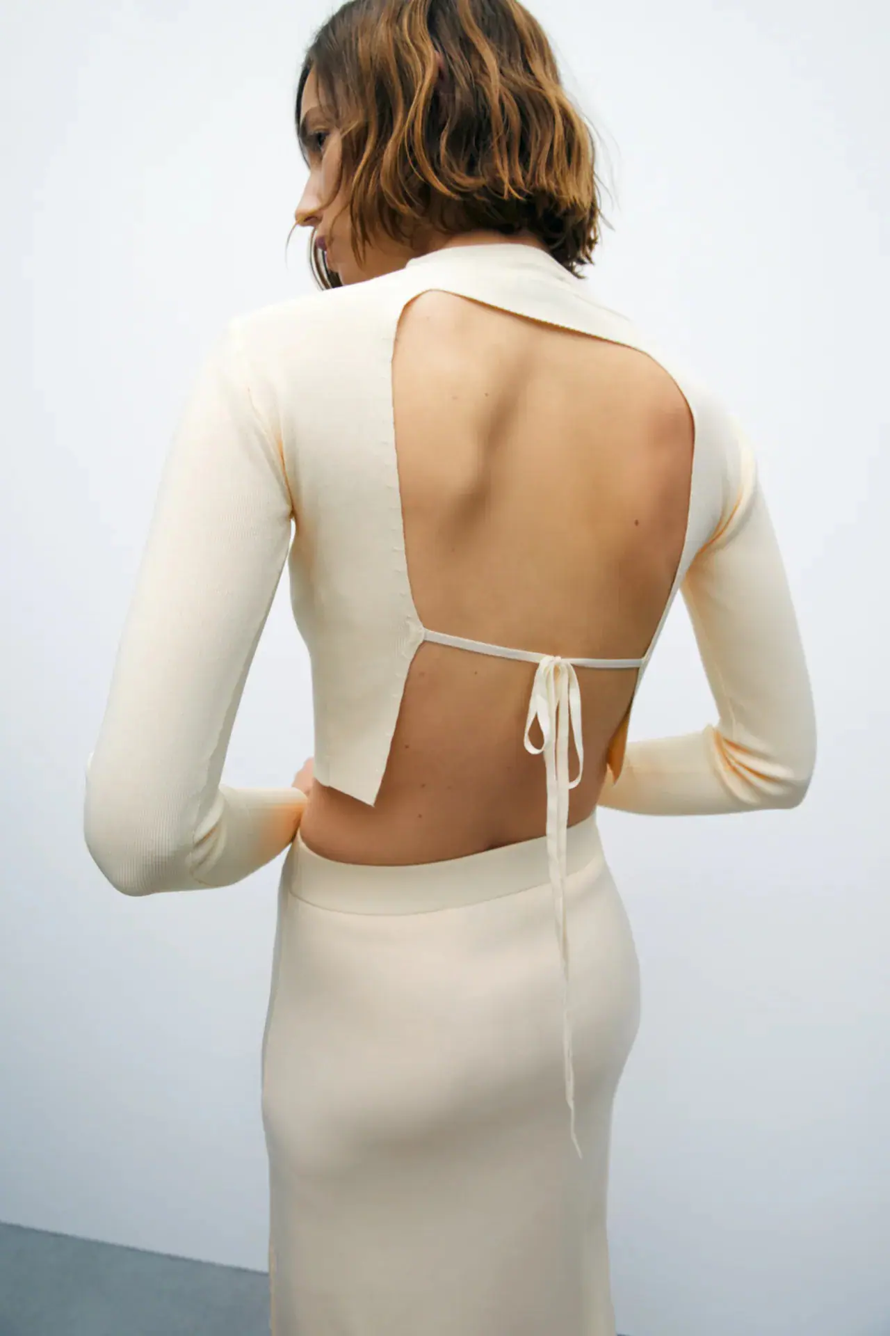 Los vestidos y tops de Zara con los escotes en la espalda más bonitos