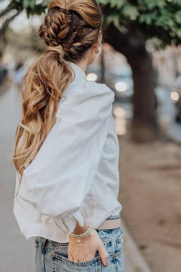 Una camisa blanca, unos mom jeans y los complementos que necesitas para crear 7 looks diferentes (uno para cada día de la semana) e ir perfecta siempre, de la oficina a la cita con tu crush