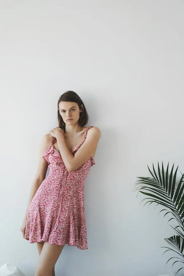 Vestido con estampado de flores de la colección primavera-verano de Zara (25,99 euros)