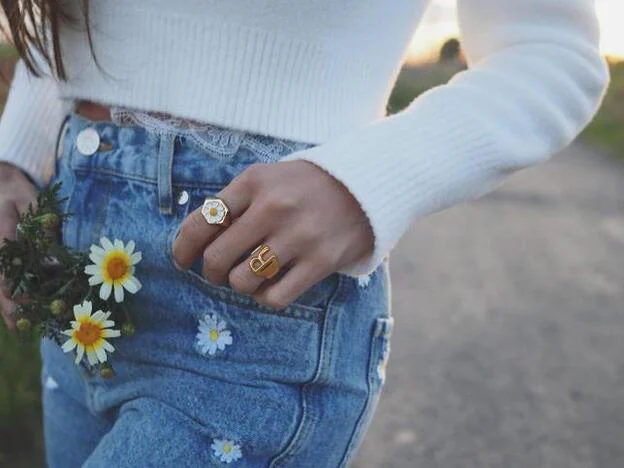 es el pantalón vaquero favorito de las influencers que está arrasando en Instagram: original, perfecto para primavera sienta de lujo | Mujer Hoy
