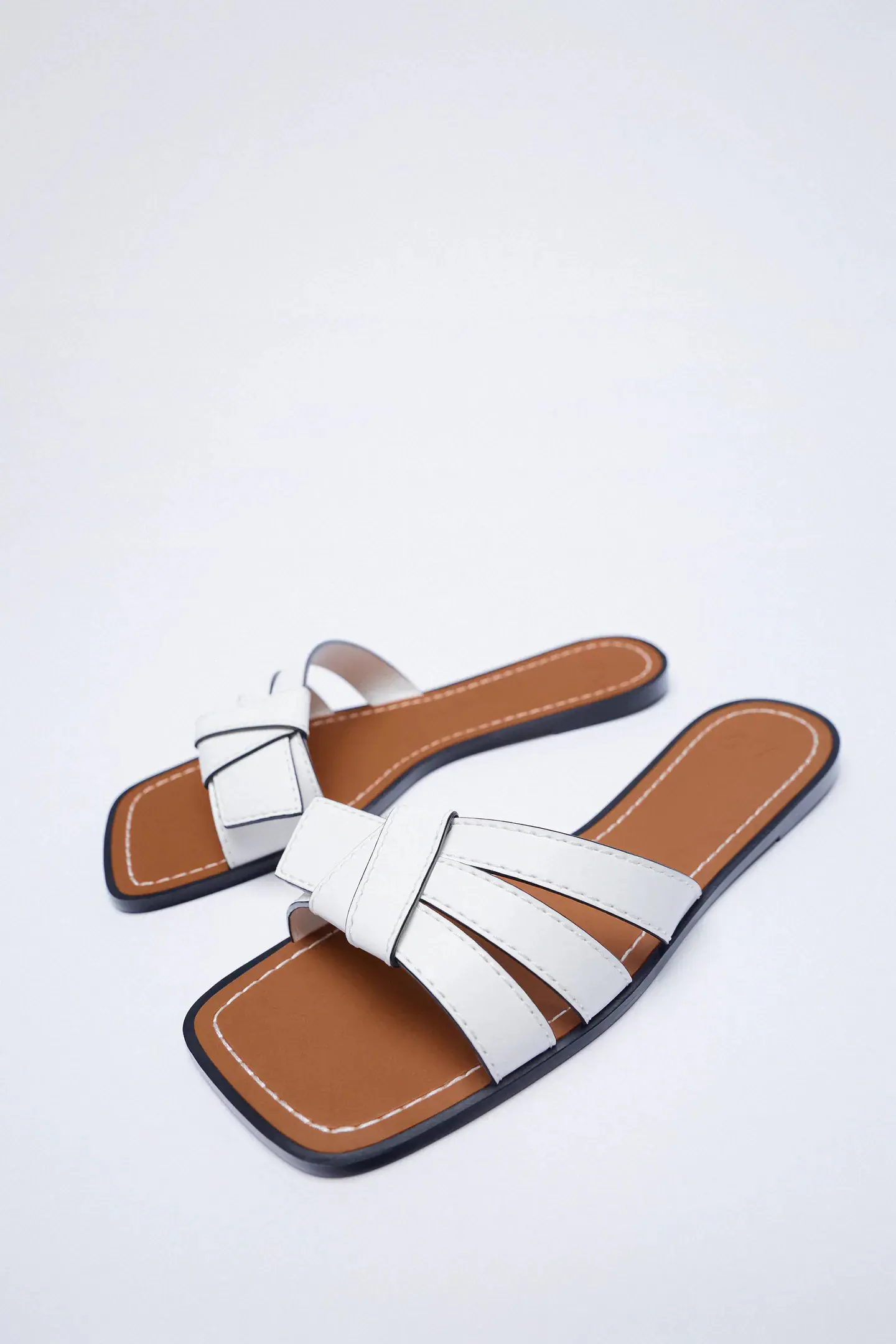 Fotos: Las sandalias blancas más cómodas y ponibles de Zara anticipan el calor y ya nos hacen soñar con el verano Mujer Hoy