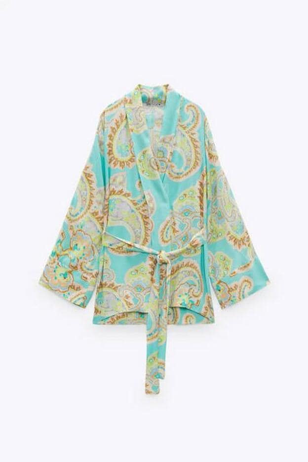 La blusa estampada de Zara que más rejuvenece es tan versátil que se convertirá en la mejor compra de la temporada | Hoy
