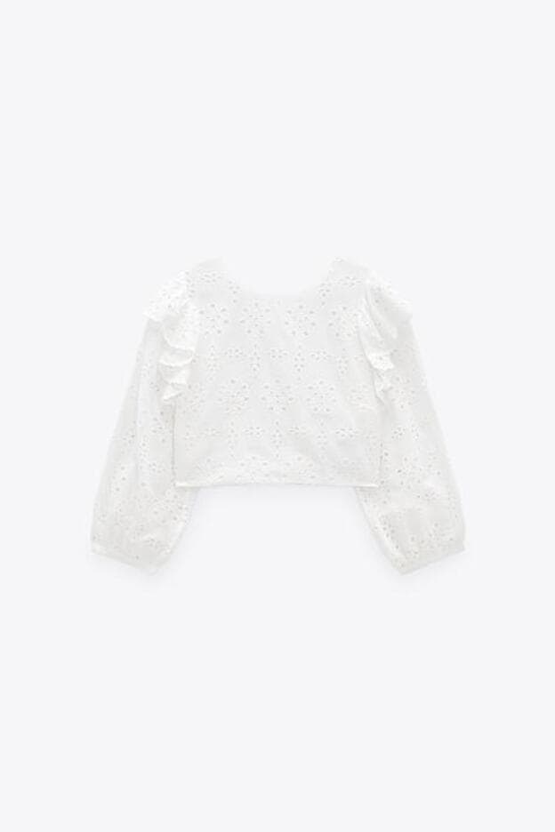 Blusa blanca con calados y volantes de la colección de primavera de Zara (29,99 euros)