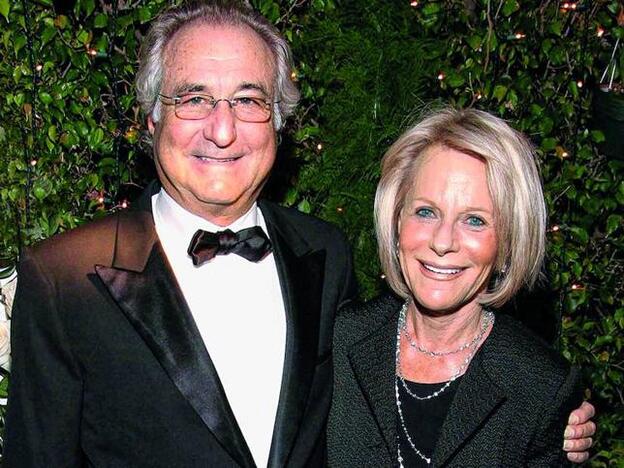 Bernard Madoff y Ruth su mujer. La caída de Madoff fue la de muchos otros, desde Nueva York a Dubai pasando por América Latina pero, sobre todo, fue la destrucción de su familia.