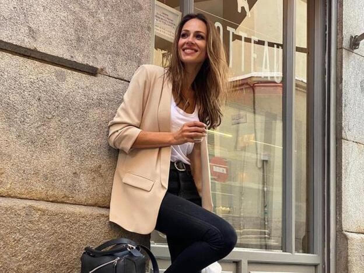 Eva González tiene el look básico que a 40: blazer, vaqueros que estilizan y zapatillas cómodas | Hoy