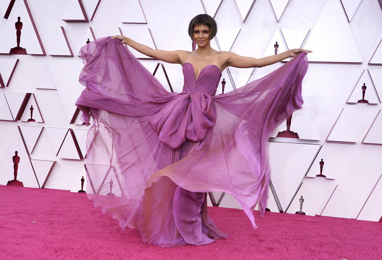 Todos los looks de la alfombra roja de los Premios Oscar 2021: Halle Berry