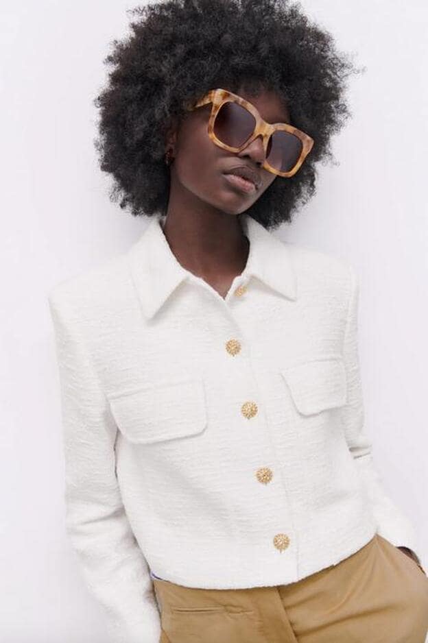 La chaqueta cropped de Zara perfecta para total looks en blanco que va a elevar cualquier estilismo con vaqueros | Mujer Hoy