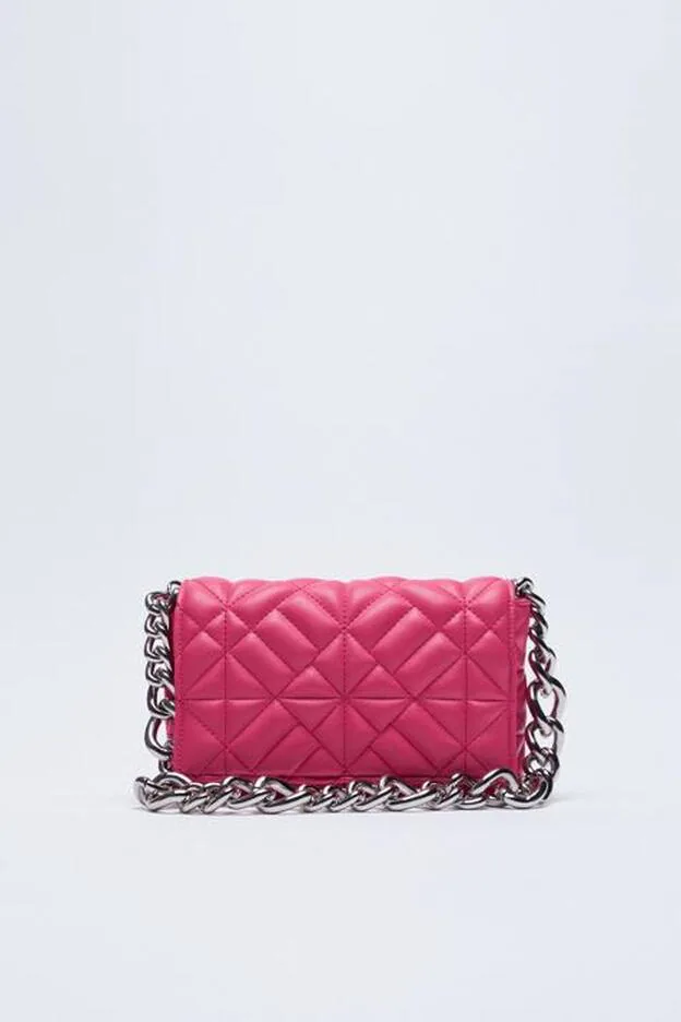 Bolso en color rosa fucsia con cadena plata de la nueva colección de Zara (22,99 euros)