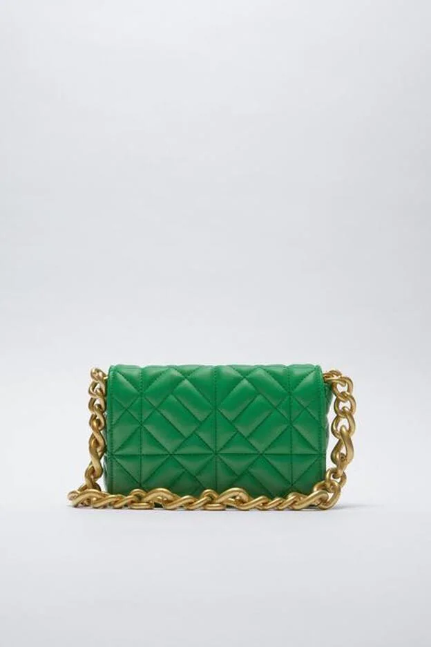 Bolso acolchado en color verde con cadena dorada de la colección de Zara (22,99 euros)