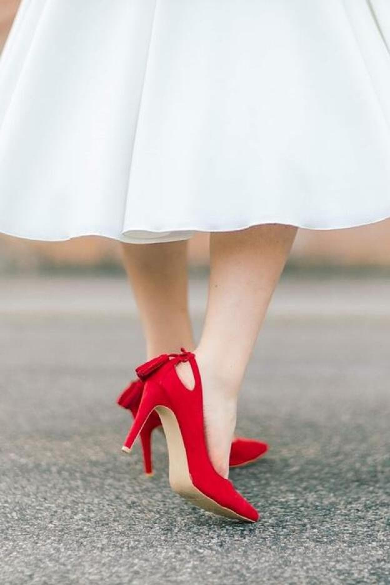 Zara y Sfera apuestan por la tendencia de los zapatos de cómodo rojo con dos diseños tan originales como bonitos para llevar con vaqueros | Mujer Hoy