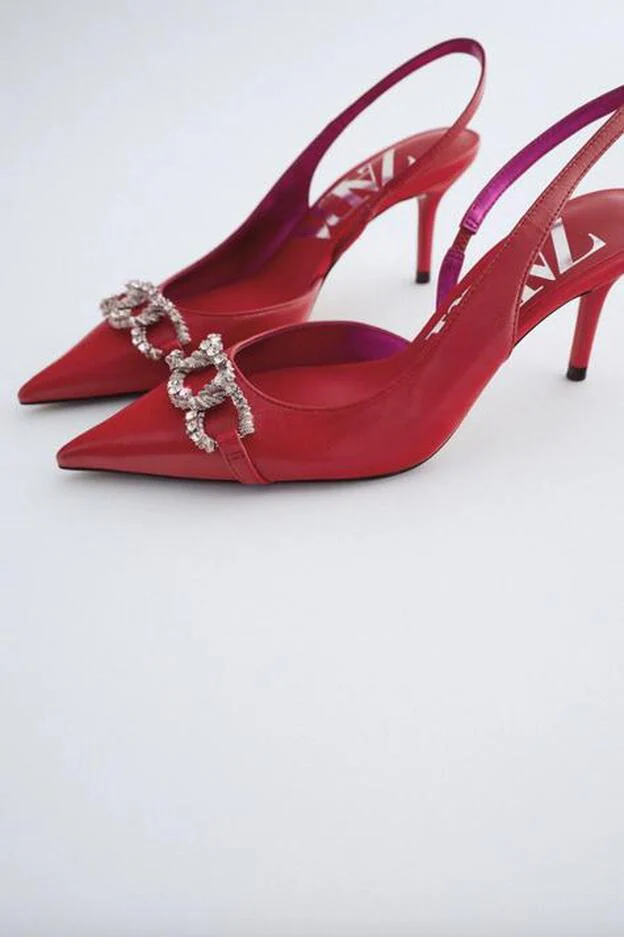 Zara y Sfera apuestan por la tendencia de los zapatos de cómodo rojo con dos diseños tan originales como bonitos para llevar con vaqueros | Mujer Hoy