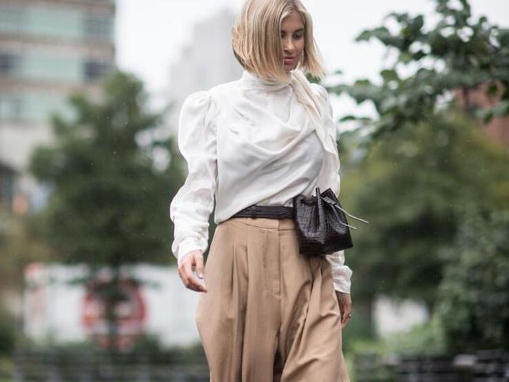 El pantalón de vestir beige es el protagonista absoluto de la primavera y estos diez looks nos demuestran cómo combinarlo con éxito