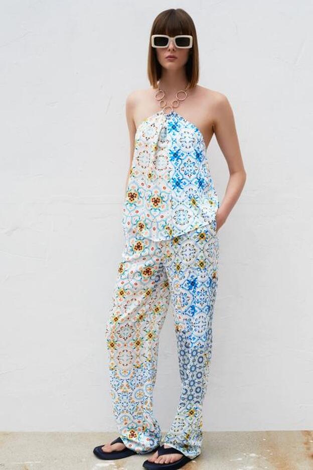 Cómodo, favorecedor y de lo más veraniego: así es el conjunto de top y pantalón con estampado patchwork que ya arrasa en Zara