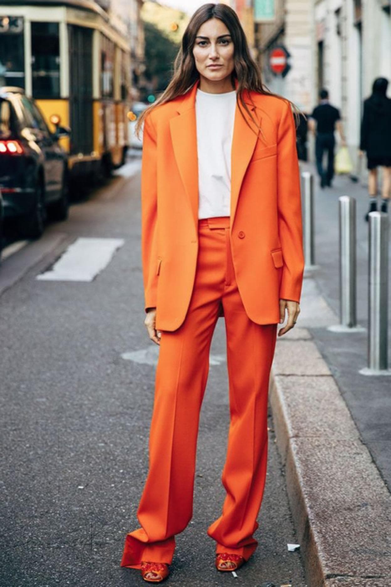 Este es el traje que quita años, reduce y triunfa fuera y dentro de las reuniones: es naranja y si te atreves está en el low cost | Mujer Hoy