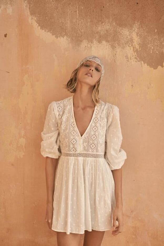 El vestido blanco bonito) que puedes y debes llevar con zapatillas es este diseño de Zara bordado y calados | Mujer Hoy