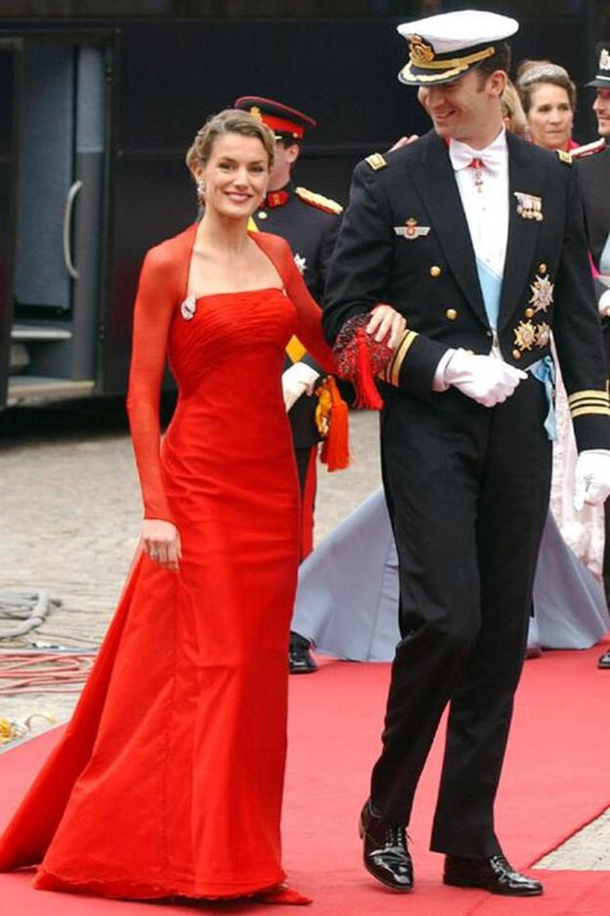 17 años del inolvidable vestido rojo de Lorenzo Caprile de Letizia Ortiz en  la boda de Federico de Dinamarca y Mary Donaldson: el día que una  periodista se coronó como reina de