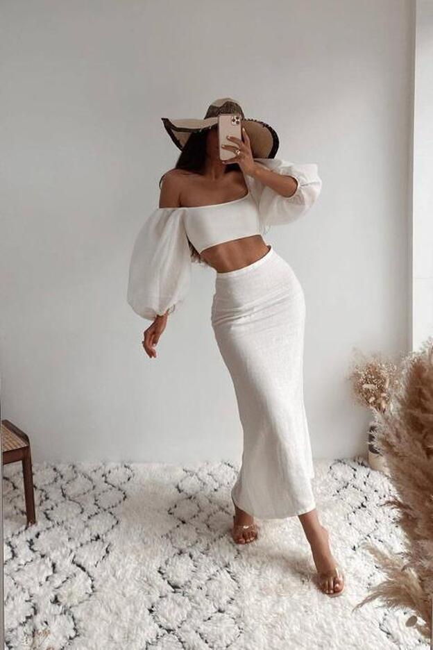 Falda de lino y top de punto: el total look blanco que ha enamorado a Instagram y con el que vas a triunfar esta temporada lo puedes comprar en Zara