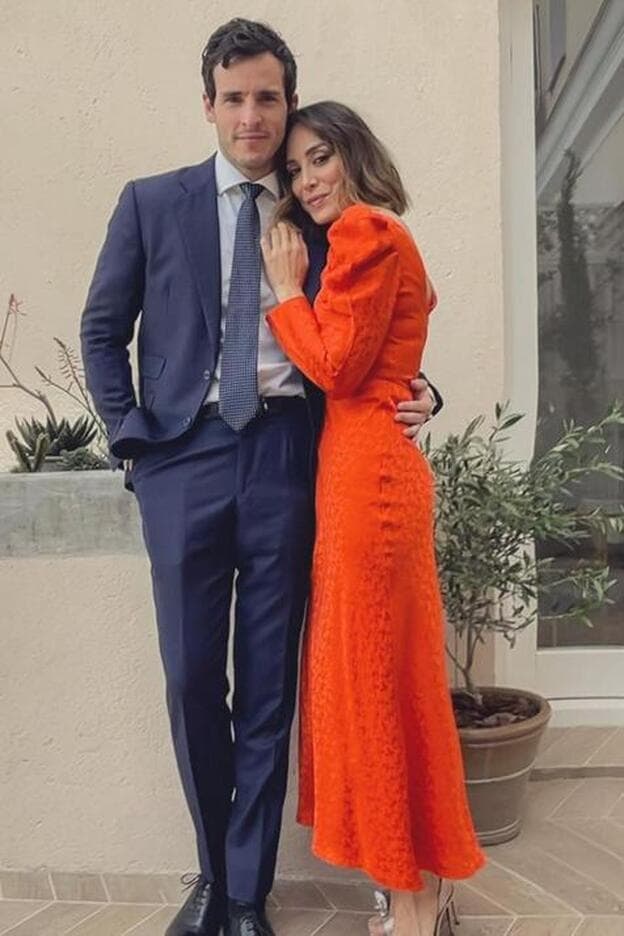 Tamara Falcó consigue el look de invitada más favorecedor de la primavera  con este vestido midi rojo que estiliza y sienta igual de bien a los 20 y a  los 40 | Mujer Hoy