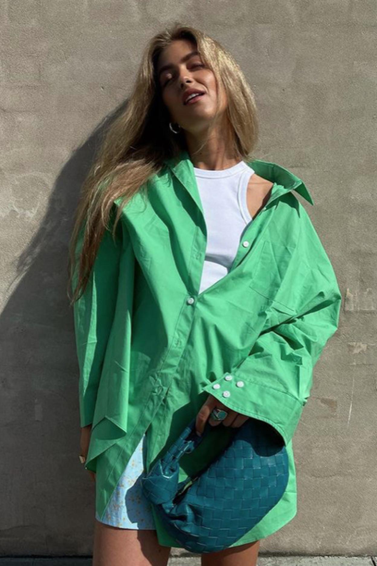 Este mes no puedes de una camisa verde: las influencers demuestran que te guapa, más joven y más estilosa | Mujer Hoy