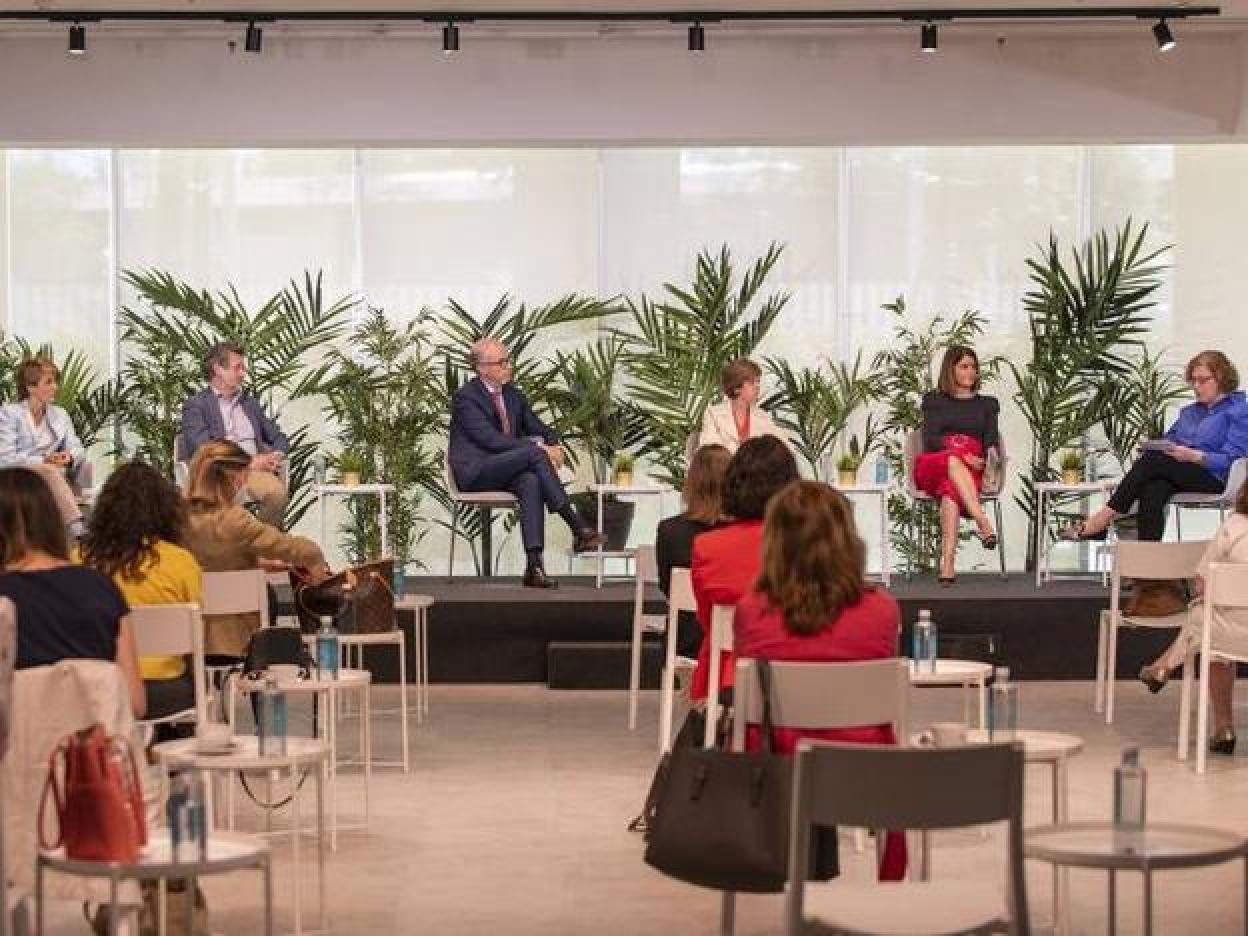 Imagen de la mesa redonda sobre "Salud, cuidados integrales y prevención del cáncer de mama" que ha inaugurado el Cancer Care 2021. En la foto, de izquierda a derecha: Dra. Laura García Estévez, coordinadora de la Unidad Multidisciplinar de Mama. MD Anderson Cancer Center Madrid, Dr. Ricardo Cubedo, responsable de la Unidad Multidisciplinar de Cáncer Hereditario MD Anderson Cancer Center Madrid; Dr. José Ignacio Sánchez Méndez, Jefe de la Unidad de Mama de l Hospital La Paz; Paloma Domingo García, vicepresidenta de la Asociación Española de Linfedema; Dra. Beatriz Pérez, directora médico de Roche Farma España; y Mª José Barrero, subdirectora de Mujerhoy y moderadora de la mesa redonda./andrea vega