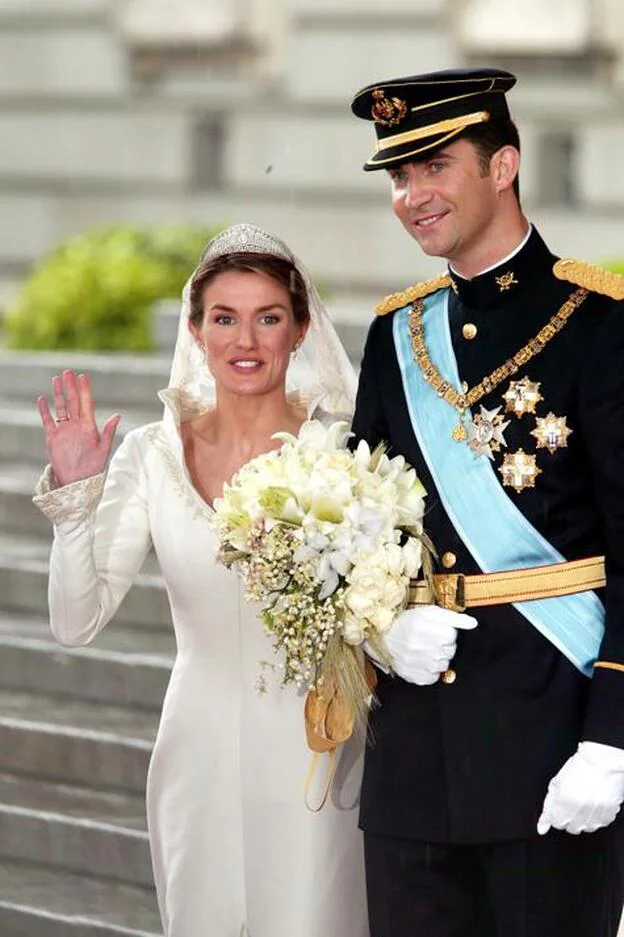 Todos los detalles sorprendetes (y los significados ocultos) que no vimos  en el vestido de novia de doña Letizia en su boda con el Príncipe Felipe  hace 17 años | Mujer Hoy