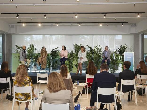 Participantes del debate-coloquio. De izquierda a derecha, Pedro Berrio, Arancha García, Isabel del Olmo, Leticia Feria y Luis Miguel Álvarez / Foto: Leticia Díaz