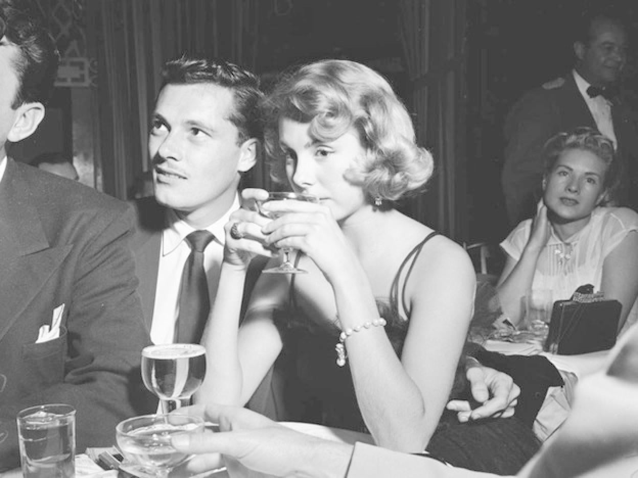 La baronesa Betsy von Furstenberg con su primer amor, el heredero del imperio hotelero Hilton Conrad Hilton, tomándose unas copas en el club Mocambo en 1951./getty images