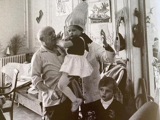 Lucía Dominguín puede presumir de una infancia feliz y rodeada de talento, en la imagen en brazos de Picasso.