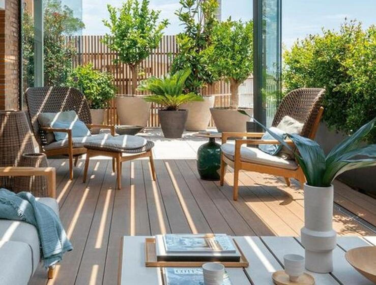 Fotos: Cómo crear un espacio de trabajo funcional en la terraza: monta una  oficina en casa con luz, aire fresco y buenas vistas