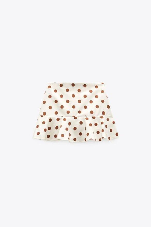 Mini falda con estampado de lunares y volante de Zara (22,99 euros)