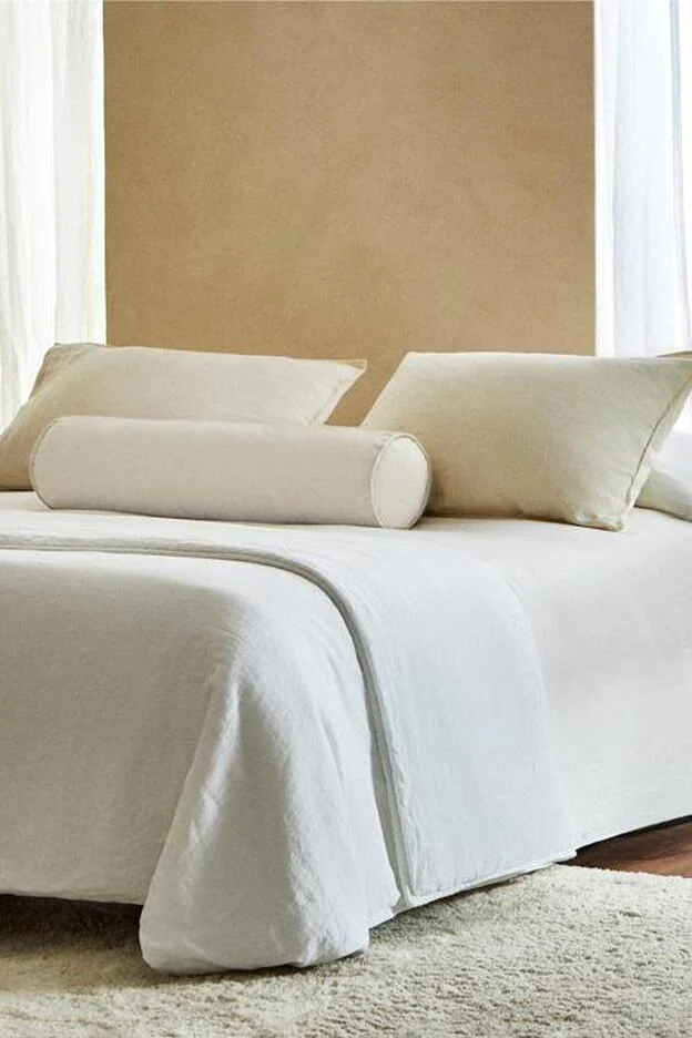 Ropa de cama con funda nórdica de lino de Zara Home.