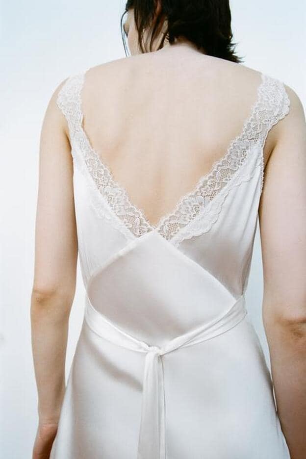 Restringido Saliente éxtasis Hay un vestido blanco de seda en Zara que se convertirá en el mejor aliado  de las novias informales de este verano (y solo cuesta 100 euros) | Mujer  Hoy