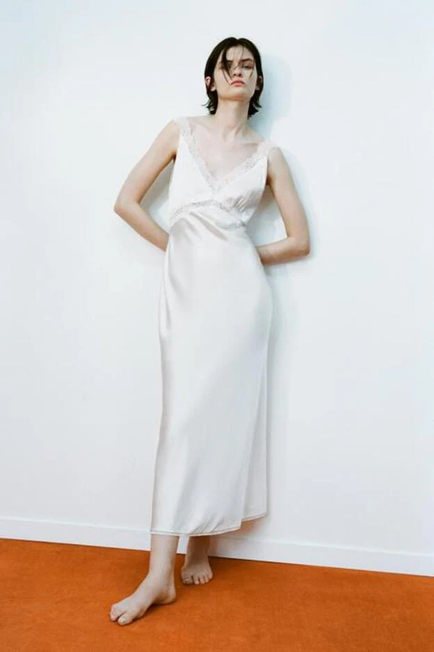 Este vestido blanco de Zara puede convertirse en un vestido de npvia informal