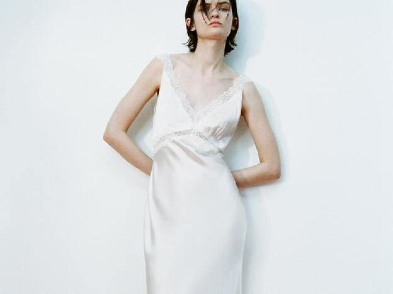 Este vestido lencero de la colección de verano de Zara puede convertirse en un sencillo vestido de novia. Desubre otras propuestas que te insipirarán para tu boda./zara