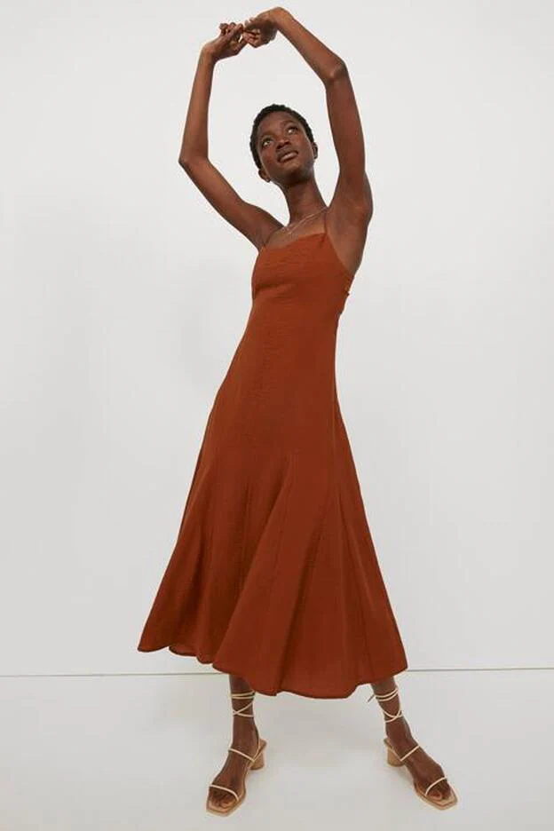 Vestido de tirantes en color marrón de la colección de verano de H&M (49,99 euros)
